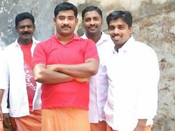 சிரித்தபடி.. போனில் பேசியபடி