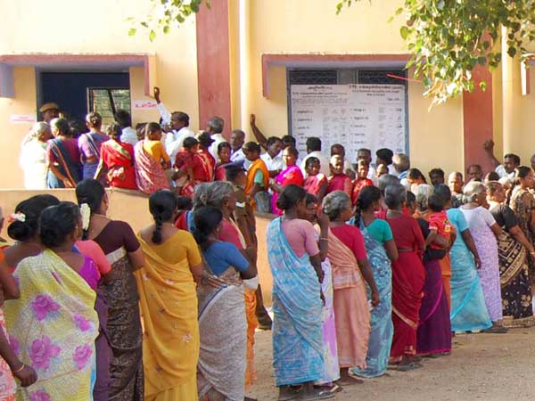 கடும் குளிரையும் பொருட்படுத்தாமல்..