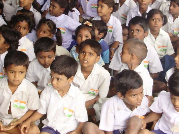 ஒரே டீச்சரே பல வகுப்புகளுக்கு