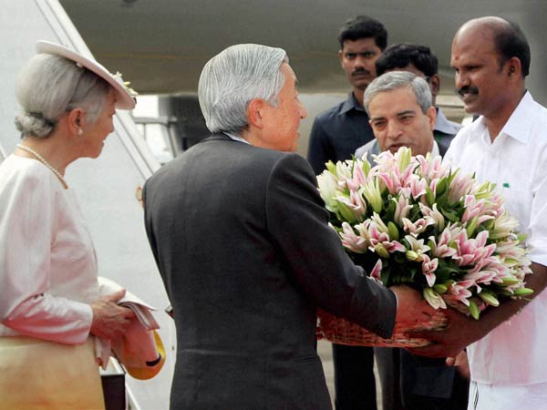 Japanese Emperor Akihito and Empress Michiko being welcomed on their arrival in Chennai