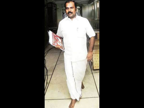 செருப்பு கூட போடுவதி்ல்லை...