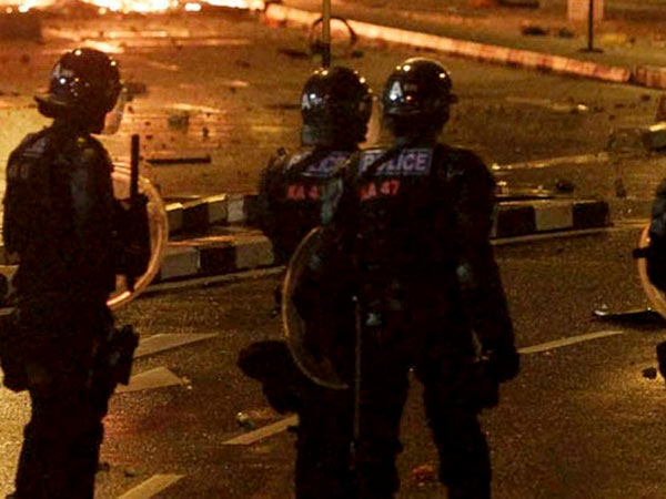 சிங்கப்பூர் போலீஸ் தடியடி சிங்கப்பூர் போலீஸ் தடியடி