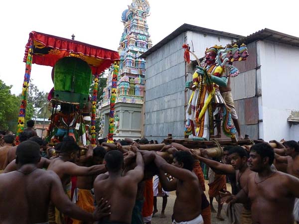 மாறி மாறி தூக்கிச் செல்லப்பட்ட சூரன்