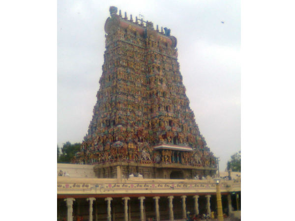Lightning strikes Rajagopuram of Meenakshi Temple Lightning strikes Rajagopuram of Meenakshi Temple