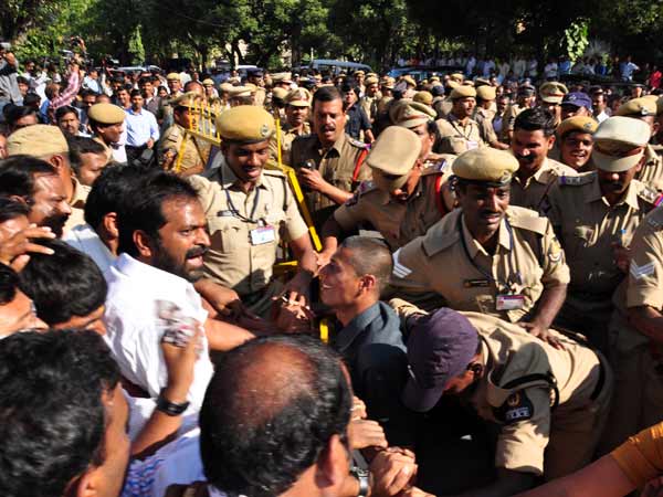 மூண்ட மோதல்