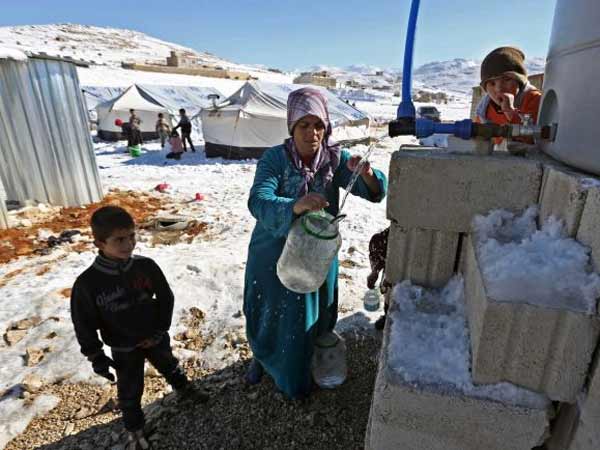 குளிரில் உறையும் தண்ணீர்