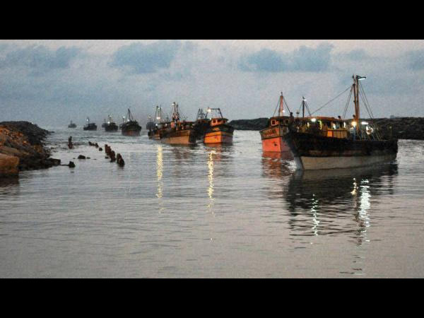 Marine police commanods to come to the aid of stranded fishermen in sea Marine police commanods to come to the aid of stranded fishermen in sea