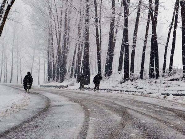 வழுக்கும் சாலைகள்...