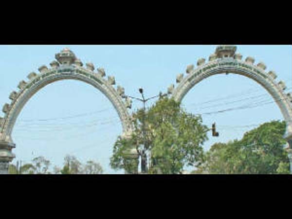 அறுத்து.. மீண்டும் நிறுத்தப்பட்ட அண்ணா ஆர்ச்