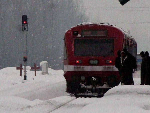 பனியால் மூடப்பட்ட ரயில்.. சிக்கித் தவித்த பயணிகள்