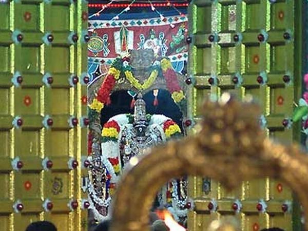 பொதுமக்கள் காத்திருப்பு