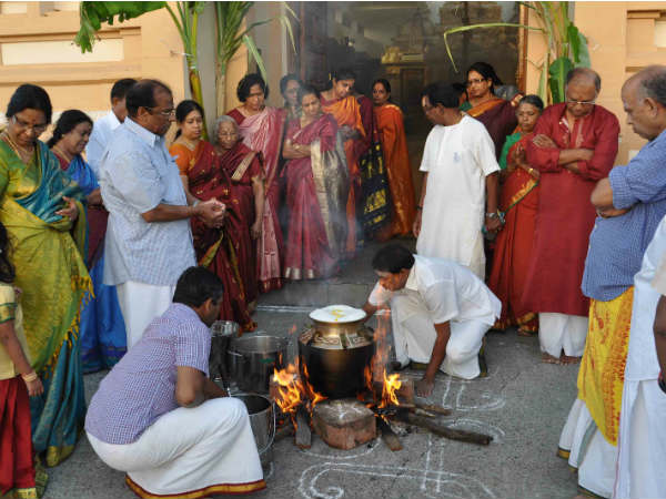 கோவிலில் பக்தர்கள்