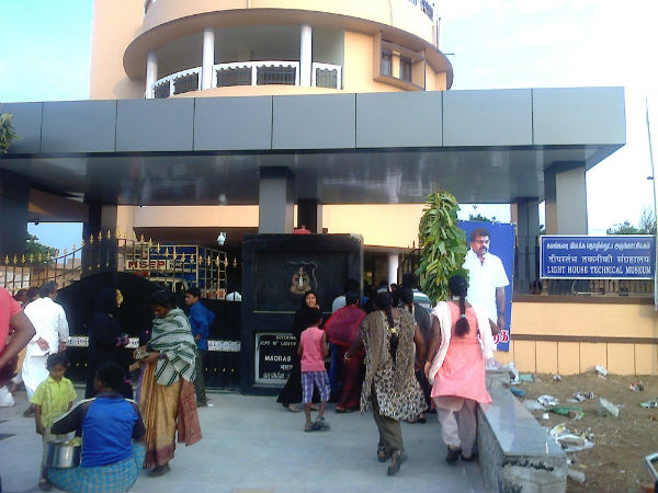 கலங்கரை விளக்கத்தில் கூட்டம்