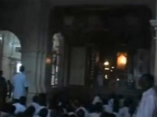 வடலூரில் பக்தர்கள் வடலூரில் பக்தர்கள்