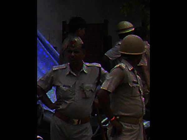 வேடிக்கை பார்த்த போலீஸ்