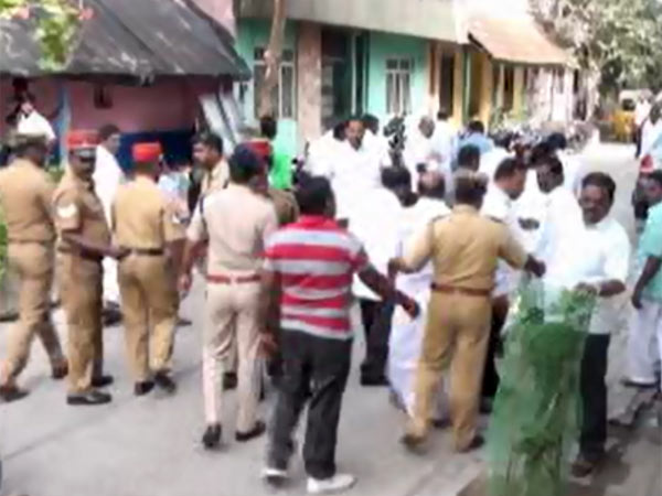 காங்கிரஸார் மறியல்