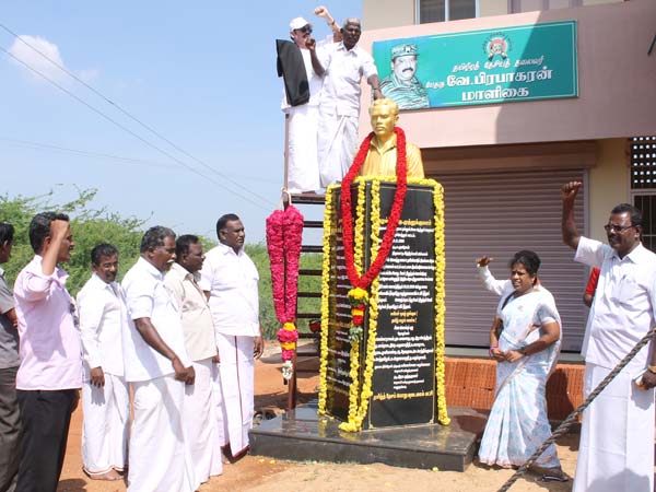 முத்துக்குமார் சிலைக்கு