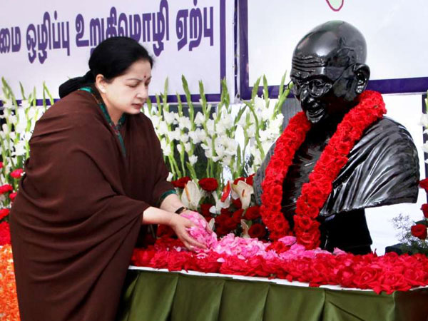 மகாத்மாவிற்கு மரியாதை