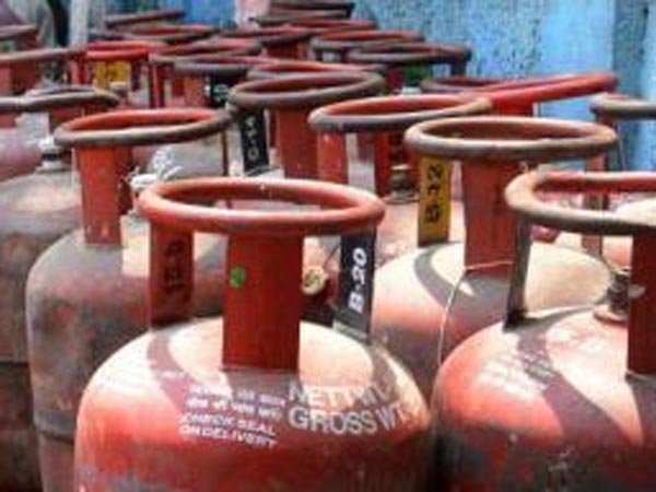 அதிக விலையில் சிலிண்டர்கள்