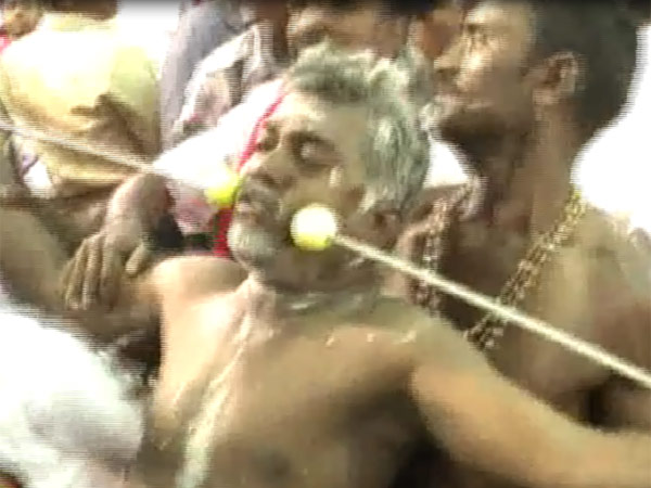 அலகு குத்திய தொண்டர்