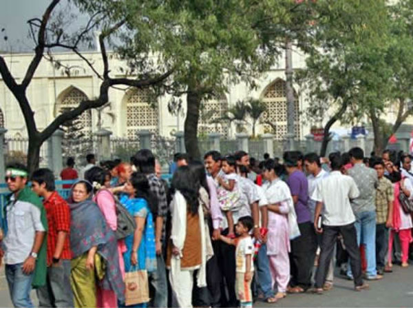 வரிசையில் நிற்பவர்கள் வரிசையில் நிற்பவர்கள்