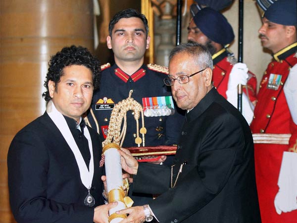 முதல் வீரர்.. இளம் வீரர்