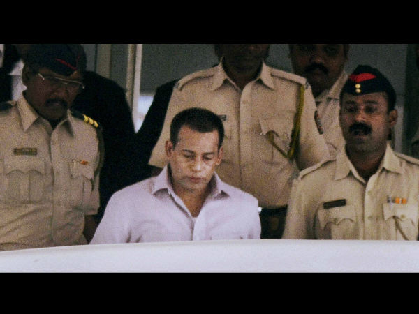 2 போலீஸார் முன்னிலையில் 2 போலீஸார் முன்னிலையில்