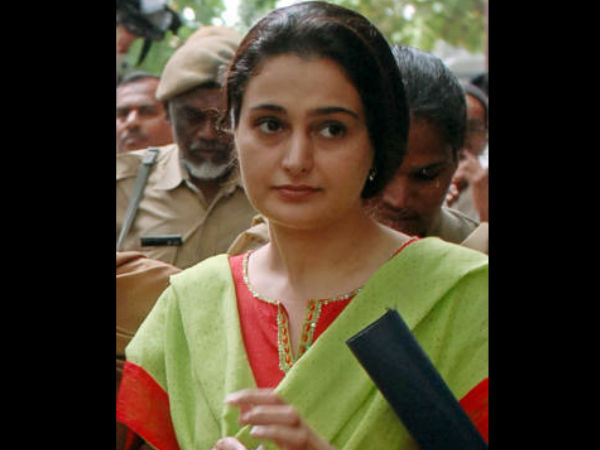 மோனிகா பேடி மோனிகா பேடி