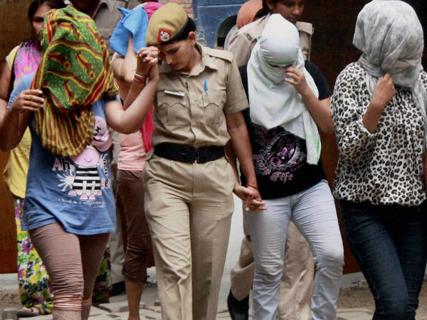 முகமூடியுடன் நிர்வாகிகள்