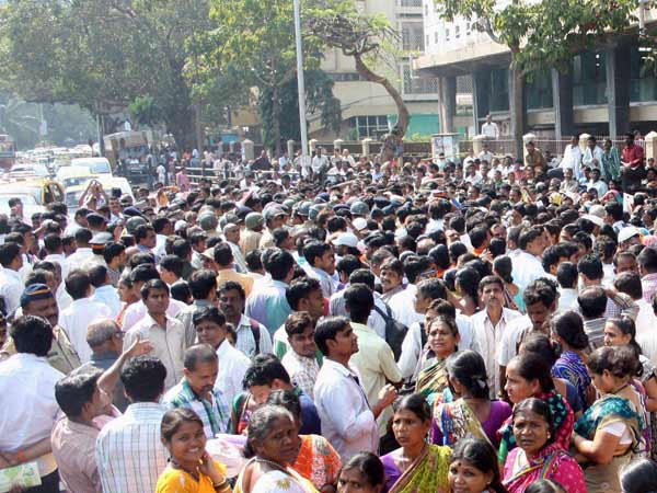 மக்களுக்கு ஏதாவது செய்ய வேண்டும்