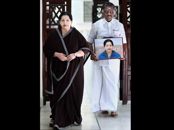 செருப்பு கூட அணியாமல்..