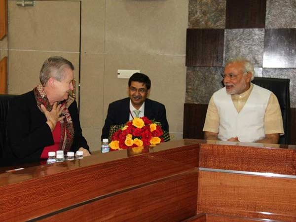 Boycott ends, US Ambassador Nancy Powell meets Narendra Modi