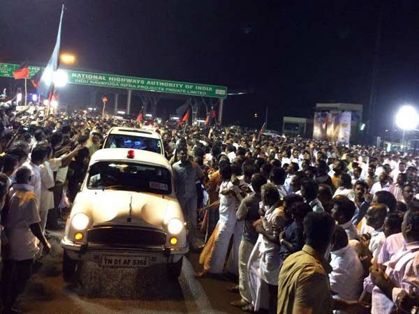 காரில் சென்ற கருணாநிதி காரில் சென்ற கருணாநிதி