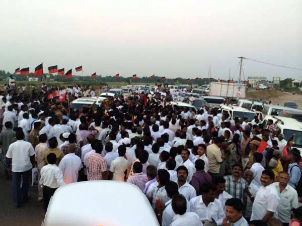 குவியும் தொண்டர்கள் குவியும் தொண்டர்கள்