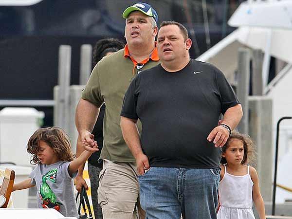 முதல் புருஷனின் இரட்டைக் குழந்தைகளுடன் முதல் புருஷனின் இரட்டைக் குழந்தைகளுடன்