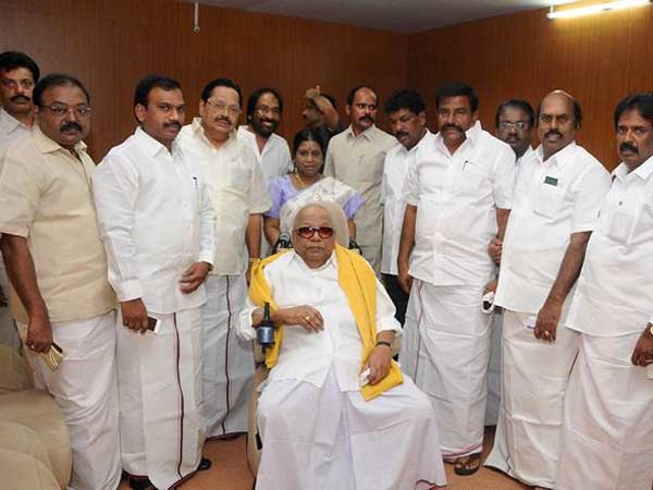 சந்தர்ப்பவாத அடிமைத்தனம்