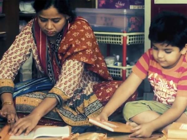 பள்ளி புத்தகங்களுக்கு அட்டை போடுதல்: