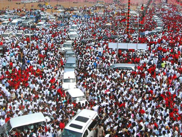 மக்கள் வெள்ளத்தில் நீந்தி வந்த வாகனங்கள்