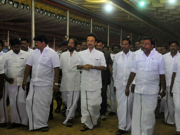 நாடாளுமன்றத்தில் நாற்பது