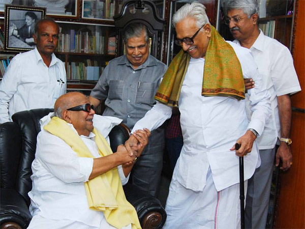 தூக்கி நிறுத்தும் கருணாநிதியின் எழுத்துக்கள்