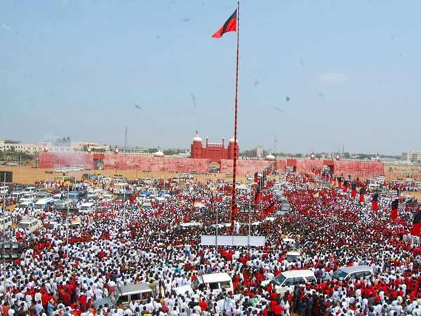 பெரும் திரளான கூட்டம்