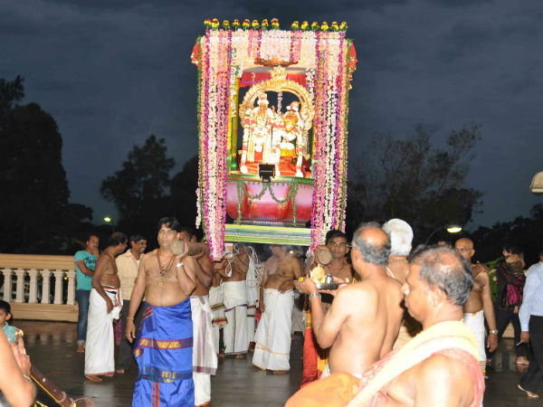 கொட்டும் மழையிலும் பக்தர்கள்