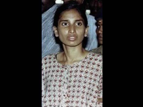 நளினி கைது