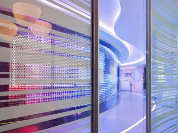 கண்ணீர் விட்ட ஊழியர்கள்: