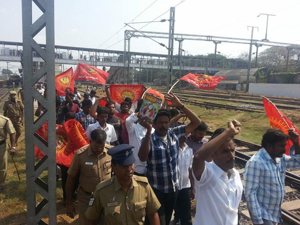 Tamil activists burn effigy of Sonia, Rahul after Centre opposes release of Rajiv convicts