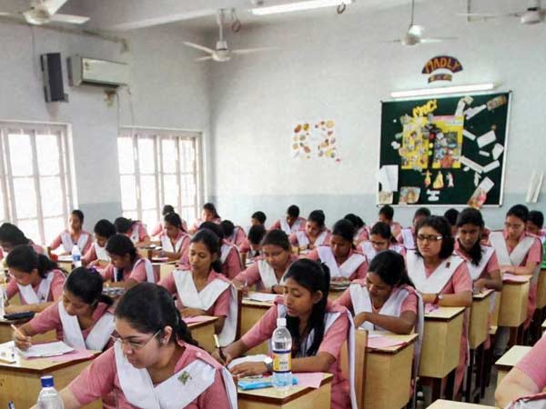 தேர்வு அறைக்குள் காலணி கூடாது: