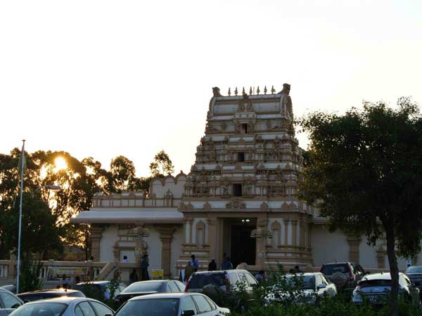 கோவிலில் அன்னதானம்