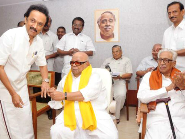 சென்னையில் திமுக மாவட்ட செயலர்கள் கூட்டம்! மு.கஸ்டாலினுக்கு தங்க மோதிரம் அணிவித்து பாராட்டு!!