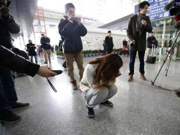 Malaysia Airlines says lost contact with plane carrying 239 people Malaysia Airlines says lost contact with plane carrying 239 people