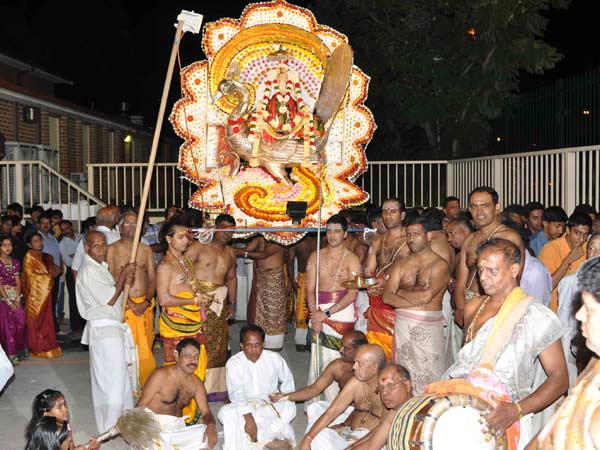 மங்கள இசையுடன் வீதி வலம்
